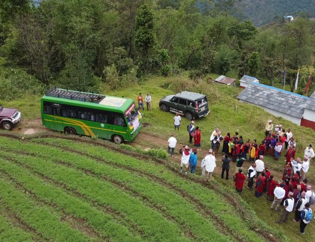 दुर्गम गाउँमा पहिलोपटक बस पुग्दा स्थानियहरुमा खुसीयाली…