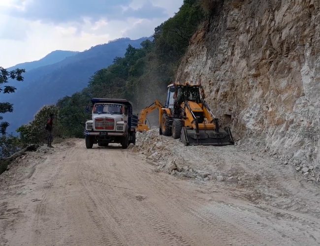 बारपाक-लाप्राक सडकखण्डको काम समयमै नसकिँदा स्थानीयलाई सास्ती