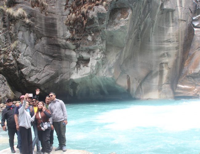 अन्नपूणर् पदमार्गमा मनोरम झरनाको आकर्षण