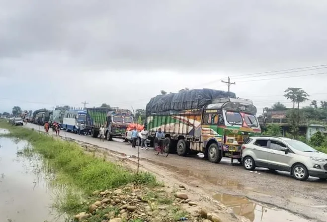 नारायणगढ-बुटवल सडक विस्तारले मासिए वरपिपलका चौतारा, भत्किए प्रतिक्षालय