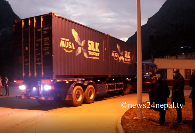 तातोपानी नाकामा व्यवसायीका दुःख, दुर्घटनाको जोखिम मोलेरै सामान ढुवानी