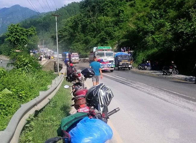 नारायणगढ–मुग्लिन सडकखण्डको सिमलतालमा मिनी ट्रक दुर्घटना