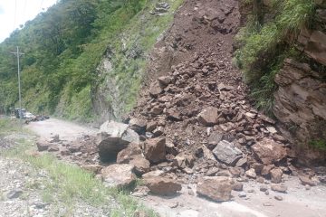 खप्तरिबाङ नजिकै पहिरो खस्दा मध्यपहाडी लोकमार्ग अबरुद्ध