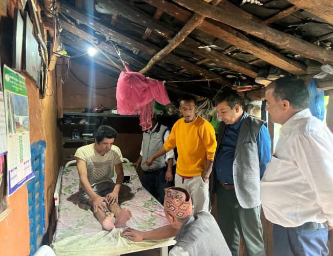 गलकोट नगरपालिका वडा नं. ४ मा अपाङ्गता भएका व्यक्तिहरूलाई सेमी फोल्डिङ बेड हस्तान्तरण