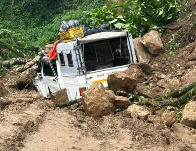 पर्वतमा बोलेरो जिप पहिरोमा पुरियो, यात्रु सकुशल