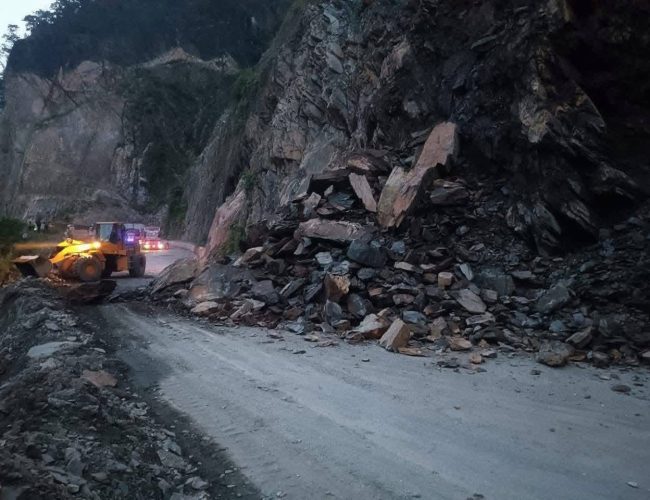 चितवनको मुग्लिन–नारायणगढ सडक दुईतर्फी अवरुद्ध