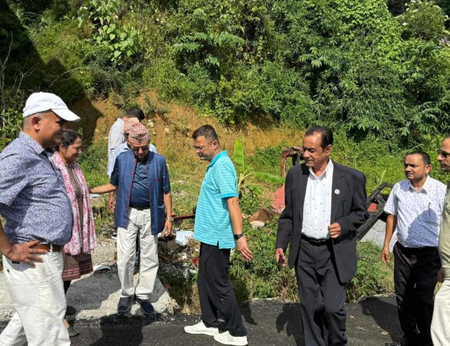 नेता अधिकारी र मन्त्री पाठक द्धारा क्षतिग्रस्त (एमाले) जिल्ला कार्यालयहरुको निरीक्षण