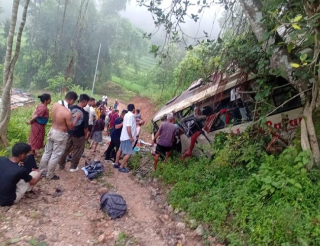 गोरखाको तान्द्राङमा बस दुर्घटना, २१ जना घाइते