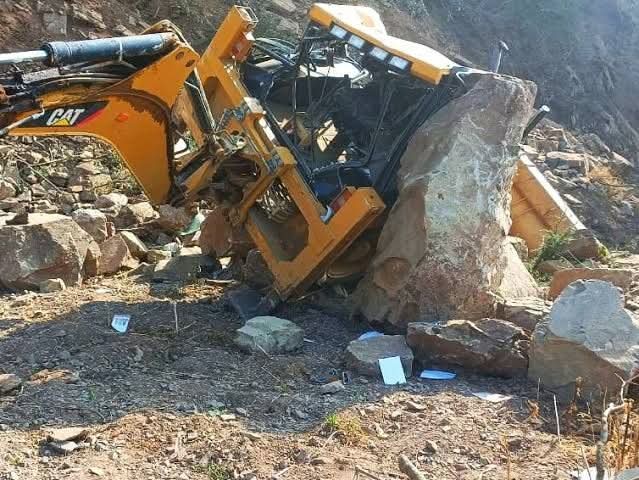 बागलुङको ताराखोलामा जेसीबीमाथि पहिरो खस्दा सह–चालकको मृत्यु