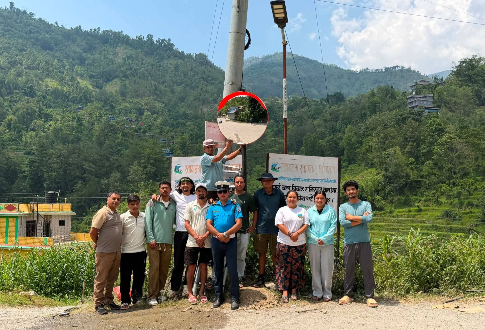 जोखिमयुक्त घुम्तीमा सडक ऐना जडान, दुर्घटना न्यूनीकरणमा इन्द्रेणी युवा क्लबको पहल