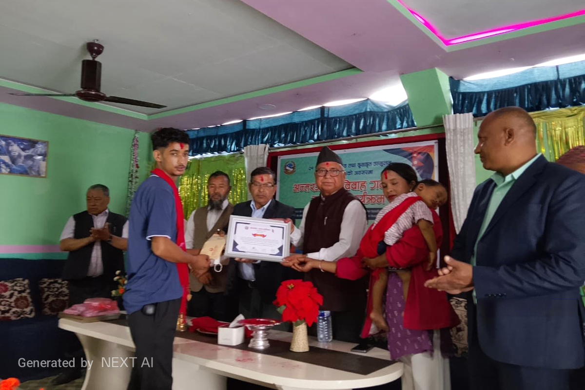 गलकोटमा अन्तरजातीय विवाह गर्ने जोडी र उत्कृष्ट दलित विद्यार्थीको सम्मान